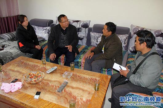 李红文(左二)在子里甲乡金秀谷村慰问贫困老党员。