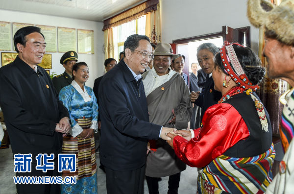 9月11日，中共中央政治局常委、全国政协主席、中央代表团团长俞正声率中央代表团部分成员在日喀则看望当地各族干部群众。这是俞正声在江当乡郭加新村与村民亲切交谈。 新华社记者谢环驰摄