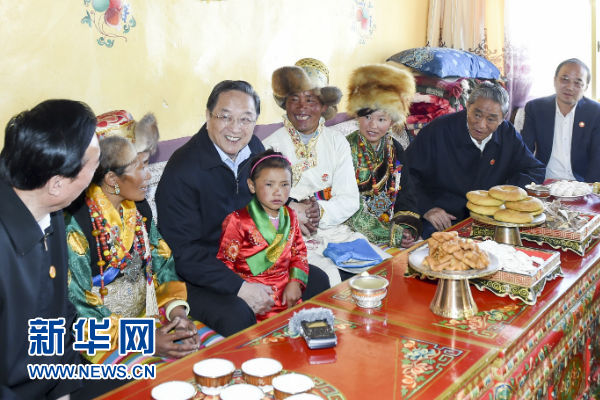 9月11日，中共中央政治局常委、全国政协主席、中央代表团团长俞正声率中央代表团部分成员在日喀则看望当地各族干部群众。这是俞正声率中央代表团部分成员专程前往江当乡郭加新村，走进居民家中亲切看望。 新华社记者谢环驰摄