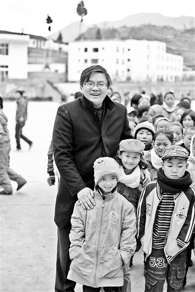 凉山彝族教授:贫穷因自然环境恶劣 非村民懒惰