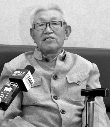 老人忆二战盟军战俘营故事:日本人不让战俘吃饱