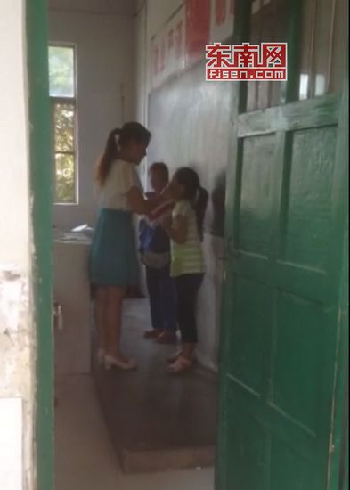 小学老师站讲台轮扇多名学生耳光视频疯传（图）