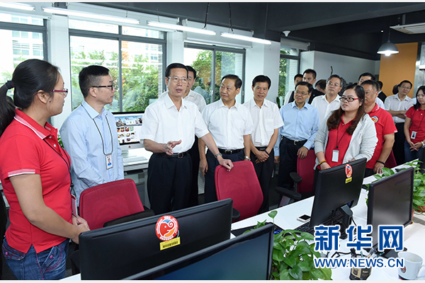 9月16日至18日，中共中央政治局常委、国务院副总理张高丽在广西调研。这是9月17日，张高丽在南宁美丽传说公司调研承接产业转移和开展跨境电子商务情况。 新华社记者张铎摄 