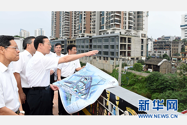 9月16日至18日，中共中央政治局常委、国务院副总理张高丽在广西调研。这是9月16日，张高丽实地考察南宁水街棚户区改造项目现场。 新华社记者张铎摄 