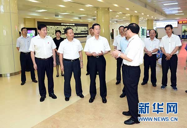 9月16日至18日，中共中央政治局常委、国务院副总理张高丽在广西调研。这是9月17日，张高丽在南宁市公共资源交易中心对外服务大厅了解自治区简政放权有关工作。 新华社记者张铎摄