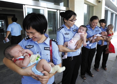2012年7月2日,邢台公安抓获29名拐卖儿童案犯罪嫌疑人，解救出6名被拐儿童。资料图片/CFP