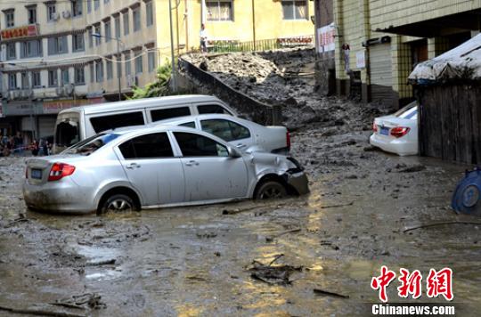四川康定降雨引发落石和泥石流紧急疏散千余人