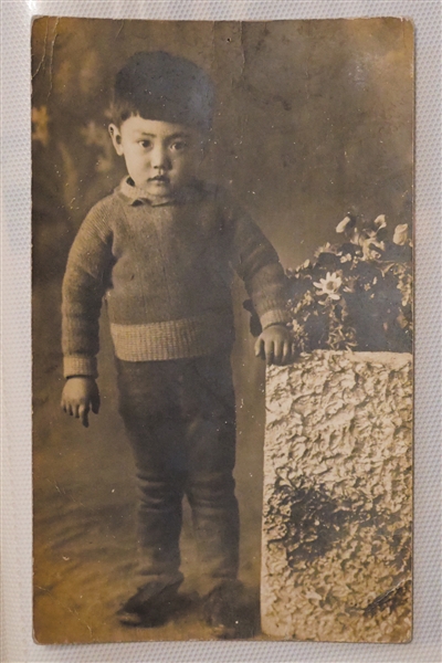 孙幼军幼年时的珍贵照片。新京报记者 王嘉宁 翻拍