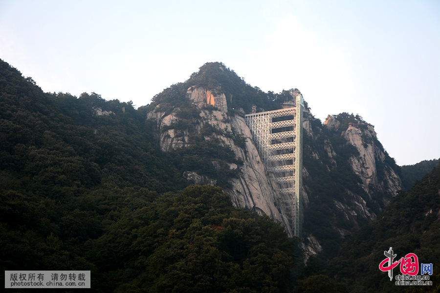 湖北罗田天堂寨建最高观光电梯 悬空于145米绝壁[组图]