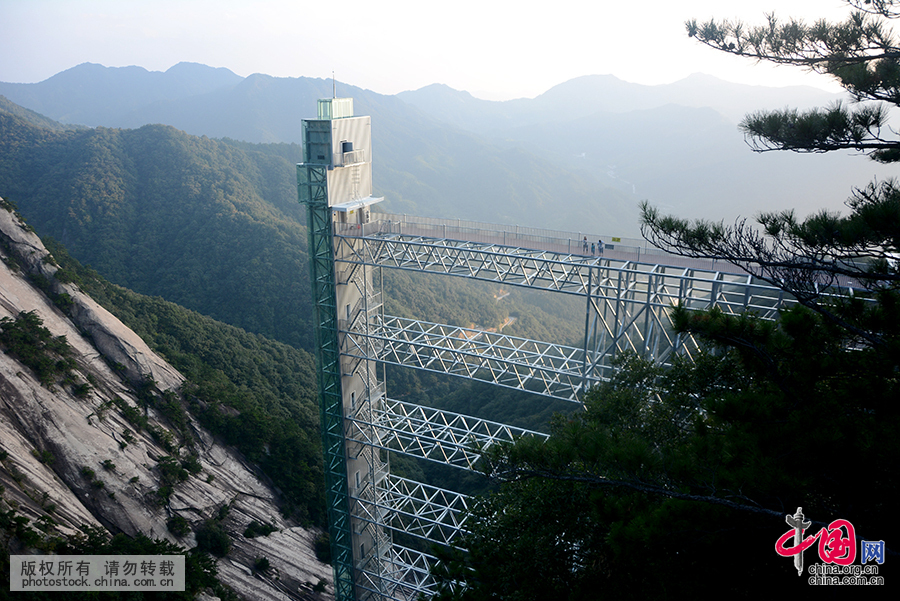 湖北罗田天堂寨建最高观光电梯 悬空于145米绝壁[组图]