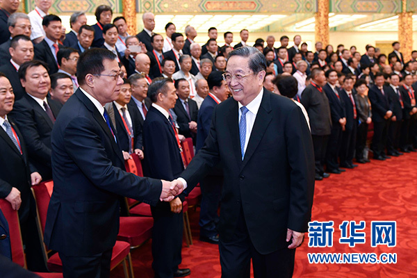 9月21日，中国和平统一促进会第九届理事大会在北京召开。中共中央政治局常委、全国政协主席俞正声当选中国和平统一促进会会长。这是俞正声接见中国和平统一促进会新一届理事代表。新华社记者 张铎 摄