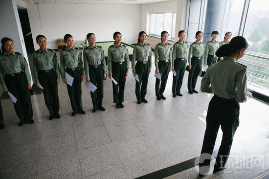 三军仪仗队退伍女兵招聘会：身材高挑很&ldquo;抢手&rdquo;