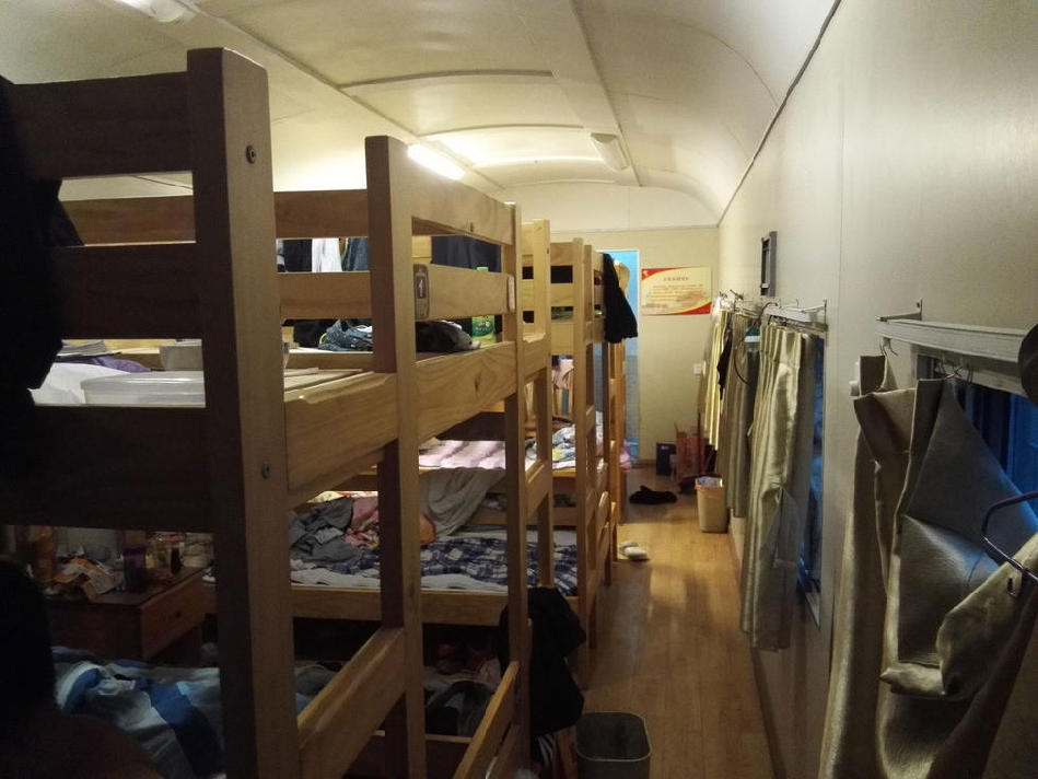 郑州一学校用火车做宿舍 厢配备热水器空调