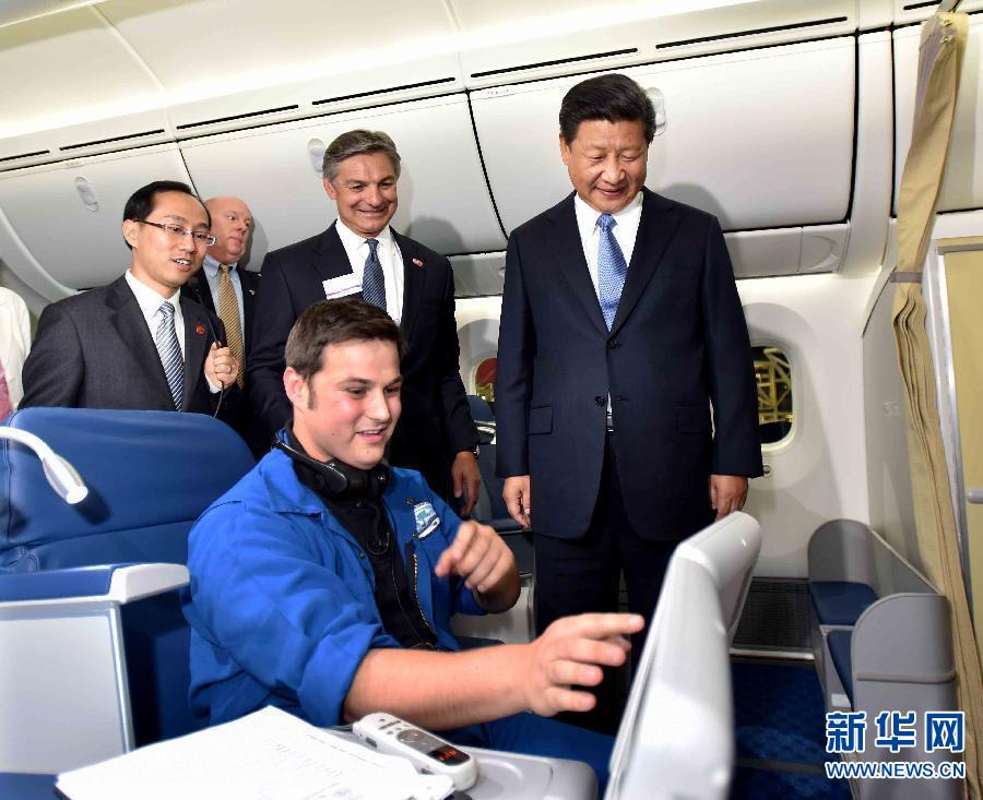 9月23日,国家主席习近平在西雅图参观波音公司商用飞机制造厂。这是习近平登上一架即将交付中国厦门航空公司的波音-787飞机,同员工亲切交流。新华社记者 李涛 摄 9月23日,国家主席习近平在西雅图参观波音公司商用飞机制造厂。这是习近平登上一架即将交付中国厦门航空公司的波音-787飞机,同员工亲切交流。新华社记者 李涛 摄