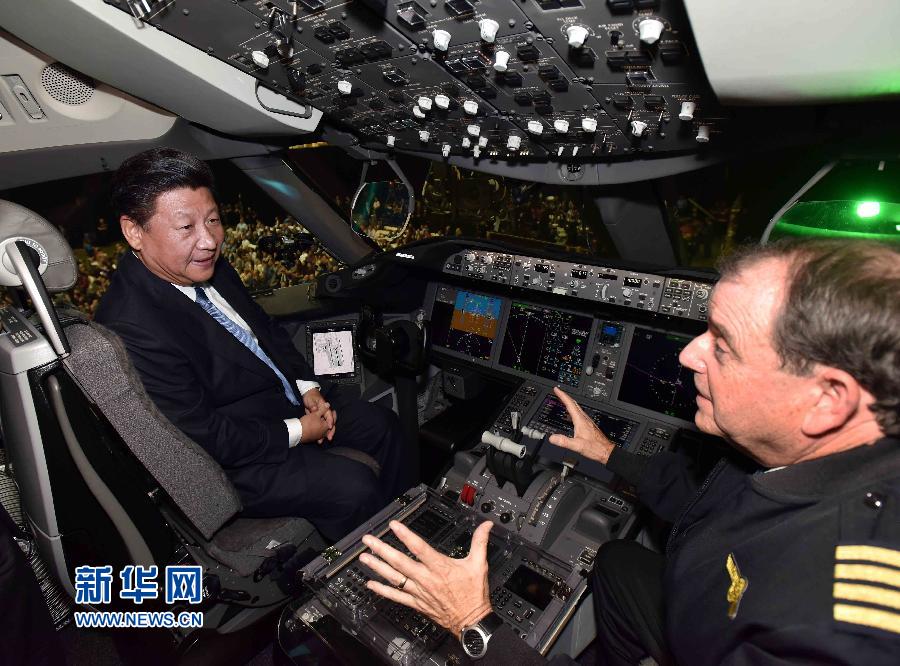 9月23日,国家主席习近平在西雅图参观波音公司商用飞机制造厂。这是习近平登上一架即将交付中国厦门航空公司的波音—787飞机,在驾驶舱内同员工亲切交流。新华社记者 李涛 摄 9月23日,国家主席习近平在西雅图参观波音公司商用飞机制造厂。这是习近平登上一架即将交付中国厦门航空公司的波音—787飞机,在驾驶舱内同员工亲切交流。新华社记者 李涛 摄