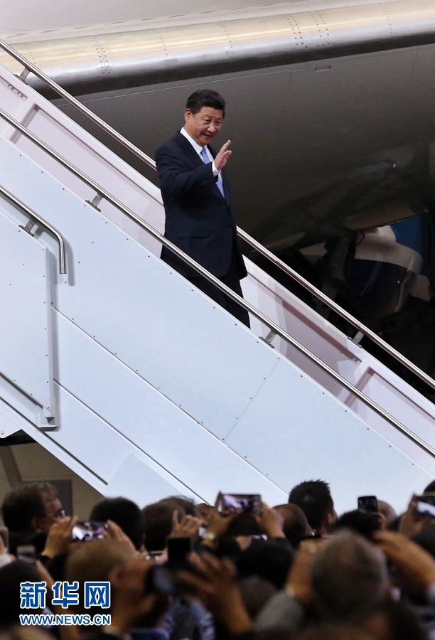 9月23日,国家主席习近平在西雅图参观波音公司商用飞机制造厂。这是习近平走下波音飞机舷梯,出席波音公司举办的欢迎仪式,受到员工们热烈欢迎。新华社记者 刘卫兵 摄 9月23日,国家主席习近平在西雅图参观波音公司商用飞机制造厂。这是习近平走下波音飞机舷梯,出席波音公司举办的欢迎仪式,受到员工们热烈欢迎。新华社记者 刘卫兵 摄