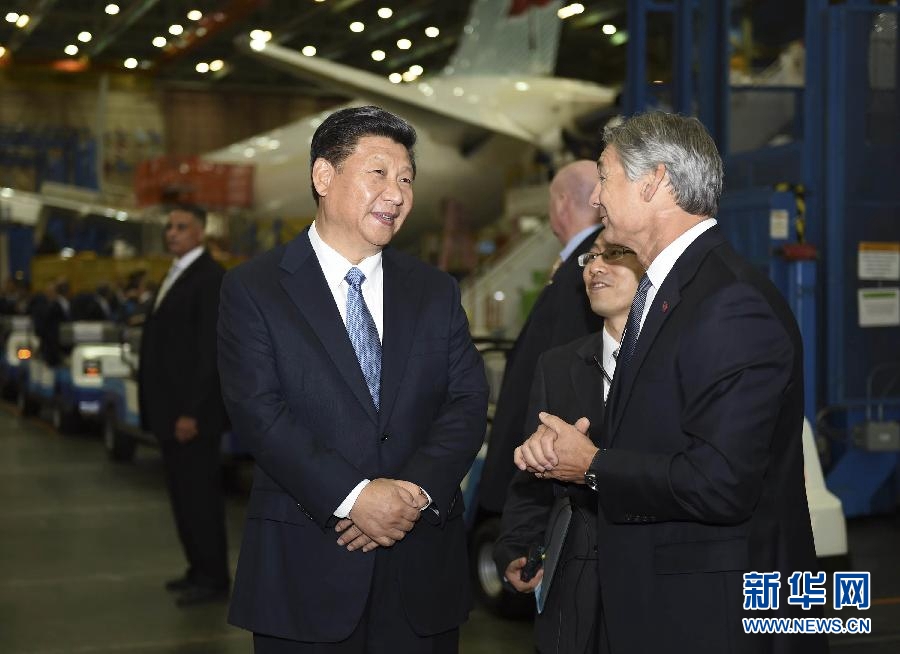 9月23日,国家主席习近平在西雅图参观波音公司商用飞机制造厂。这是习近平与波音商用飞机公司总裁康纳交谈。 新华社记者 李学仁 摄 9月23日,国家主席习近平在西雅图参观波音公司商用飞机制造厂。这是习近平与波音商用飞机公司总裁康纳交谈。 新华社记者 李学仁 摄