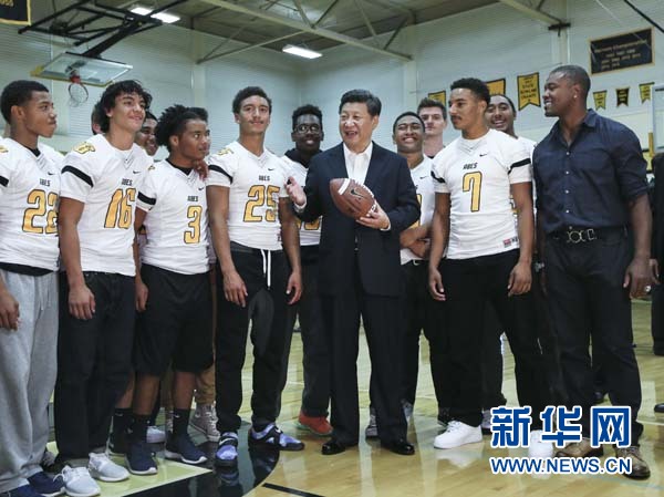 9月23日,国家主席习近平参观美国塔科马市林肯中学。这是习近平在学校体育馆,与上橄榄球训练课的学生们亲切交谈。 新华社记者兰红光摄 9月23日,国家主席习近平参观美国塔科马市林肯中学。这是习近平在学校体育馆,与上橄榄球训练课的学生们亲切交谈。 新华社记者兰红光摄