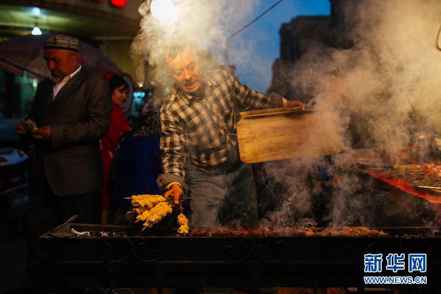 （晚报）（3）喀什夜市美食多