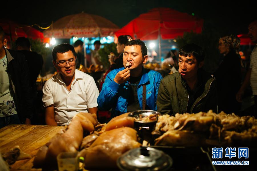 （晚报）（4）喀什夜市美食多
