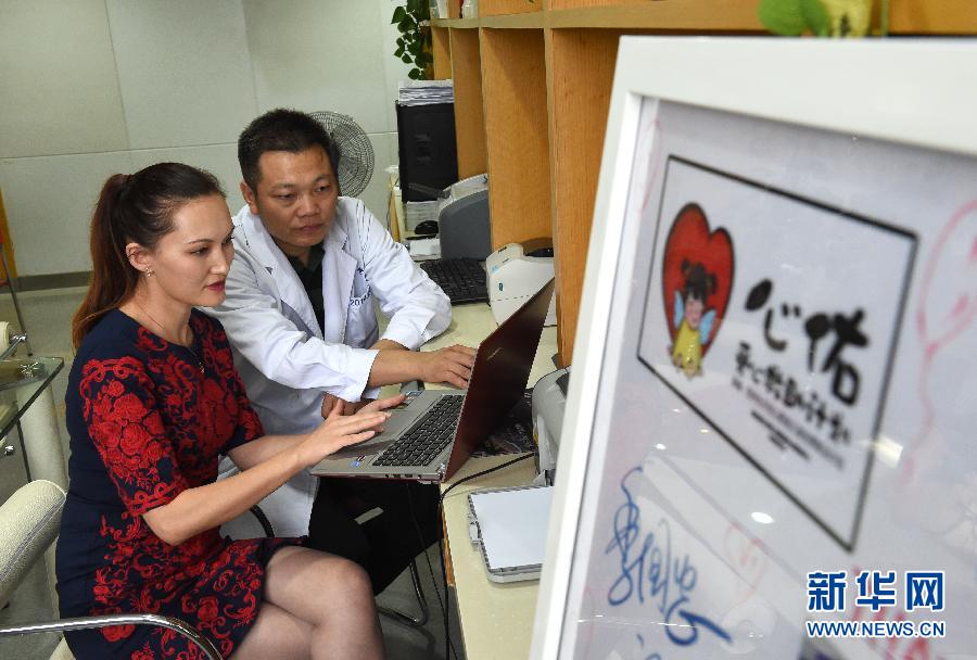 （天南地北新疆人&middot;图文互动）（2）&ldquo;爱心姐姐&rdquo;阿依布拉克：&ldquo;心佑工程&rdquo;坚守民族团结梦 