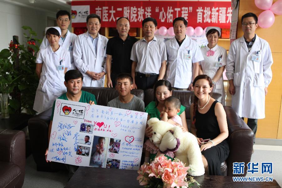 （天南地北新疆人&middot;图文互动）（4）&ldquo;爱心姐姐&rdquo;阿依布拉克：&ldquo;心佑工程&rdquo;坚守民族团结梦 