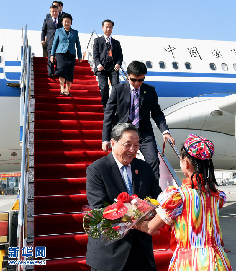 9月25日，以中共中央政治局常委、全国政协主席俞正声为团长的中央代表团飞抵乌鲁木齐，出席新疆维吾尔自治区成立60周年庆祝活动。新华社记者 饶爱民 摄