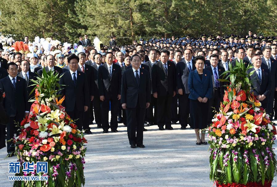 9月25日，中共中央政治局常委、全国政协主席、中央代表团团长俞正声率中央代表团成员来到乌鲁木齐市革命烈士陵园，向人民英雄纪念碑敬献花篮。新华社记者 饶爱民 摄 