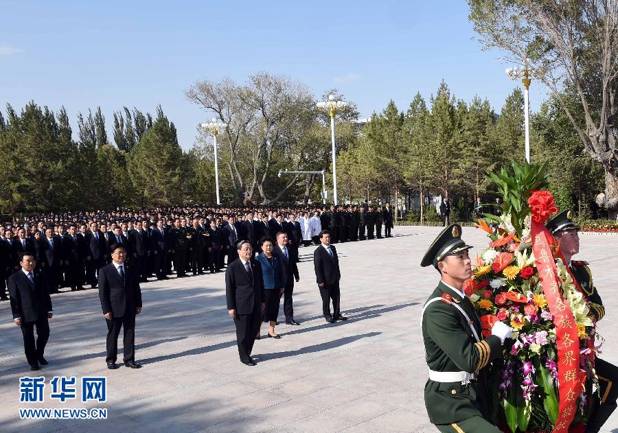 9月25日，中共中央政治局常委、全国政协主席、中央代表团团长俞正声率中央代表团成员来到乌鲁木齐市革命烈士陵园，向人民英雄纪念碑敬献花篮。新华社记者 饶爱民 摄 