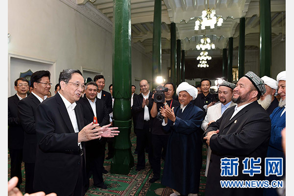 9月26日，中共中央政治局常委、全国政协主席、中央代表团团长俞正声率中央代表团部分成员赴喀什看望各族干部群众。这是俞正声等来到喀什市艾提尕尔清真寺，与喀什地区宗教人士代表交流。新华社记者 饶爱民 摄  