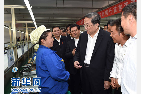 这是俞正声等在喀什经济开发区深圳产业园视察电子产品生产线，并与现场工人亲切交流。新华社记者 饶爱民 摄