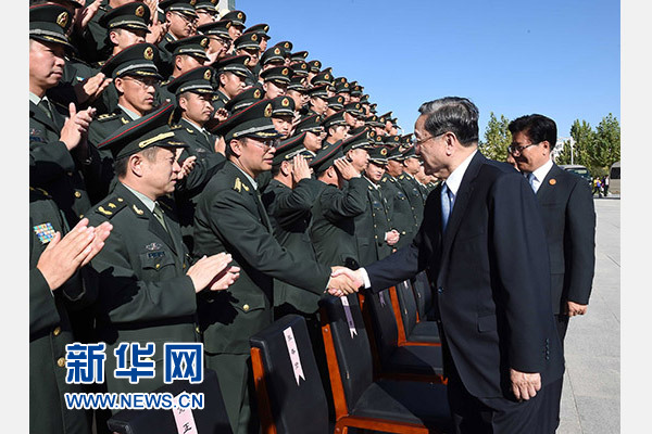 这是俞正声等赴南疆军区慰问，会见官兵代表。新华社记者 饶爱民 摄