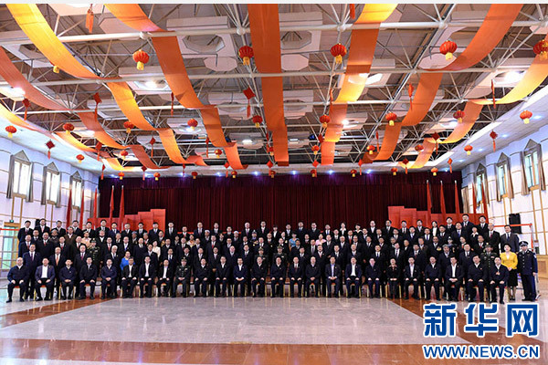 这是俞正声同喀什地区有关负责同志、各界人士代表、援疆干部代表合影留念。新华社记者 饶爱民 摄