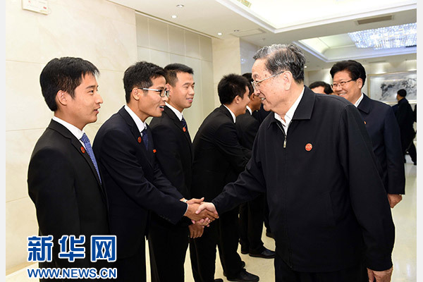 这是俞正声会见在喀什地区乡镇工作的内地高校毕业生代表。新华社记者 饶爱民 摄