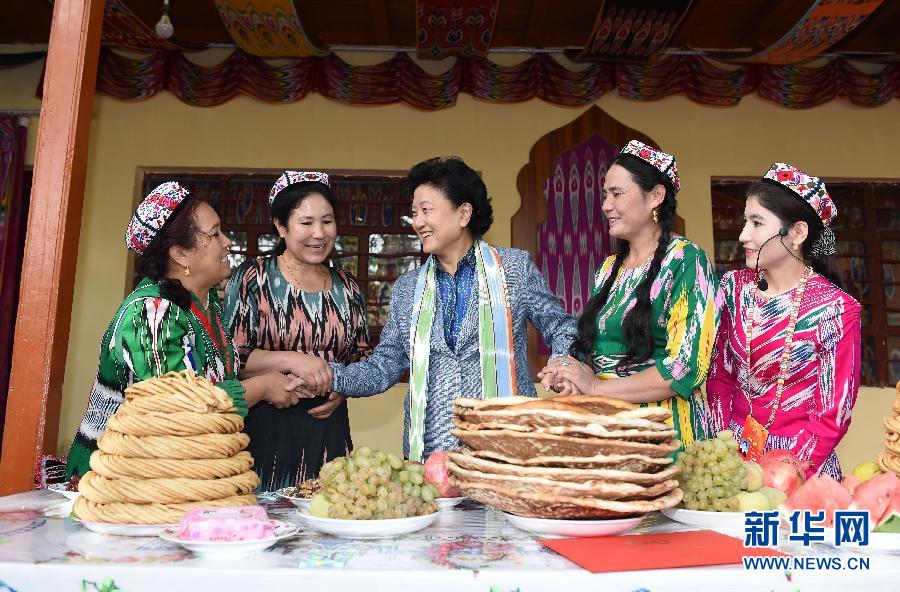 9月26日,中共中央政治局委员、国务院副总理、中央代表团副团长刘延东率中央代表团分团到和田地区看望慰问各族干部群众。这是刘延东在和田市吉亚乡喀勒塔吐格曼村与维吾尔族群众在一起。新华社记者张领摄 9月26日,中共中央政治局委员、国务院副总理、中央代表团副团长刘延东率中央代表团分团到和田地区看望慰问各族干部群众。这是刘延东在和田市吉亚乡喀勒塔吐格曼村与维吾尔族群众在一起。新华社记者张领摄