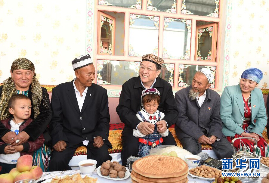 9月27日，中共中央政治局常委、全国政协主席、中央代表团团长俞正声率中央代表团部分成员赴喀什地区莎车县看望各族干部群众。这是俞正声在莎车县艾力西湖镇21村看望维吾尔族村民阿布来提·阿不力孜一家。新华社记者 高洁 摄