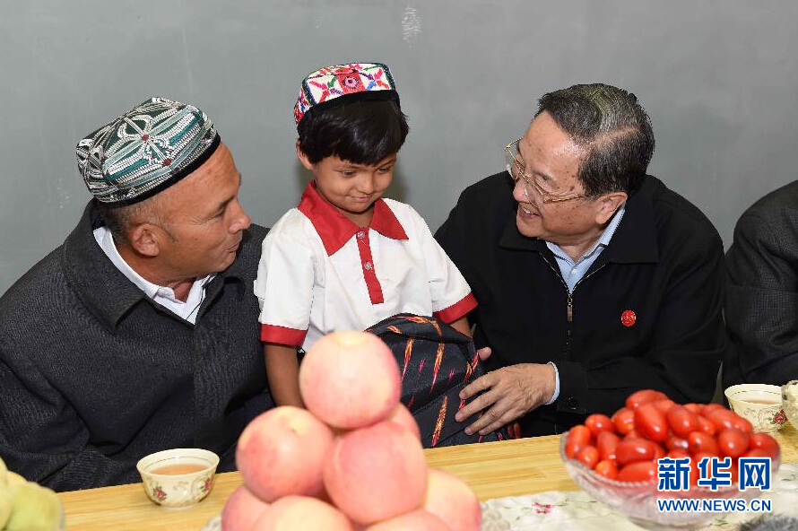 9月27日，中共中央政治局常委、全国政协主席、中央代表团团长俞正声率中央代表团部分成员赴喀什地区莎车县看望各族干部群众。这是俞正声到新疆生产建设兵团第三师莎车农场维吾尔族团场职工家中看望，并向小朋友赠送学习用品。新华社记者 饶爱民 摄