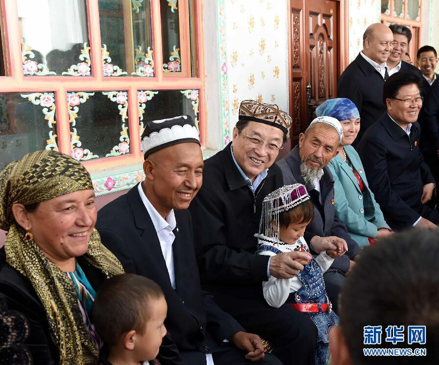 9月27日，中共中央政治局常委、全国政协主席、中央代表团团长俞正声率中央代表团部分成员赴喀什地区莎车县看望各族干部群众。这是俞正声在莎车县艾力西湖镇21村看望维吾尔族村民阿布来提·阿不力孜一家。新华社记者 饶爱民 摄