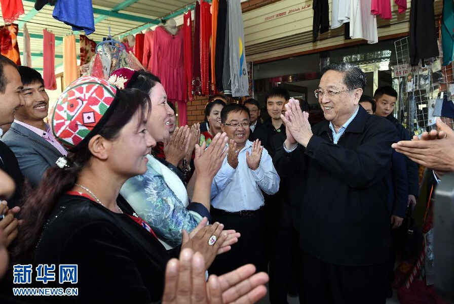 9月27日，中共中央政治局常委、全国政协主席、中央代表团团长俞正声率中央代表团部分成员赴喀什地区莎车县看望各族干部群众。这是俞正声在莎车县艾力西湖镇21村看望慰问维吾尔族群众。新华社记者 饶爱民 摄