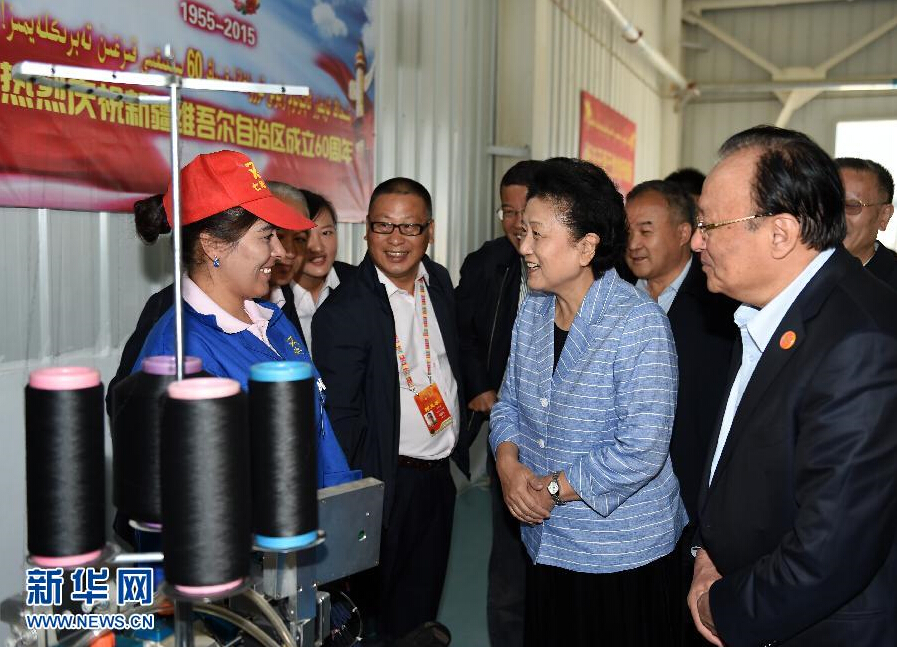 9月28日，中共中央政治局委员、国务院副总理、中央代表团副团长刘延东率中央代表团分团赴阿克苏地区、伊犁哈萨克自治州慰问，与各族干部群众共度节日、共享欢乐。这是刘延东在阿克苏纺织工业城慰问棉纺工人。新华社记者张领摄