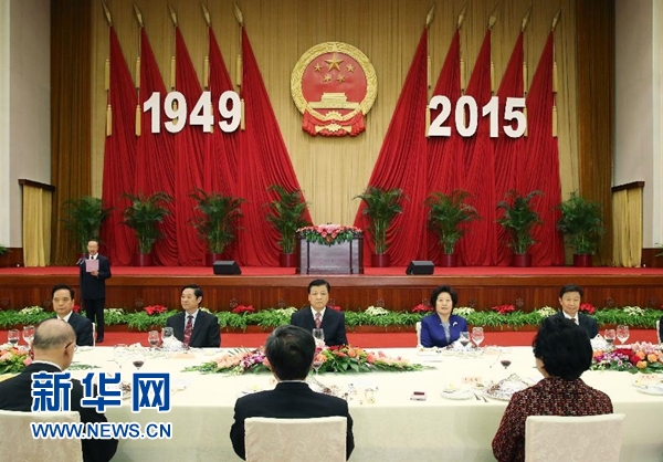 　　9月29日晚，全国政协办公厅、中共中央统战部、国务院侨办、国务院港澳办、国务院台办在北京人民大会堂联合举行国庆招待会。中共中央政治局常委、中央书记处书记刘云山与2800余名港澳台侨各界代表欢聚一堂，共同庆祝中华人民共和国成立66周年。新华社记者 姚大伟 摄