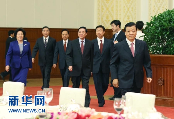 　　9月29日晚，全国政协办公厅、中共中央统战部、国务院侨办、国务院港澳办、国务院台办在北京人民大会堂联合举行国庆招待会。中共中央政治局常委、中央书记处书记刘云山与2800余名港澳台侨各界代表欢聚一堂，共同庆祝中华人民共和国成立66周年。新华社记者 姚大伟 摄