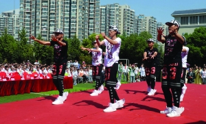 昨天新城初中10周年校庆，学校特别举办男孩教育论坛。图为男生在校庆上表演 现代快报记者 赵杰 摄