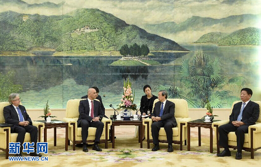 9月30日,国务院副总理马凯在北京人民大会堂会见来访的瑞士联邦委员兼内政部长阿兰·贝尔塞一行。 新华社记者 张铎 摄 9月30日,国务院副总理马凯在北京人民大会堂会见来访的瑞士联邦委员兼内政部长阿兰·贝尔塞一行。 新华社记者 张铎 摄