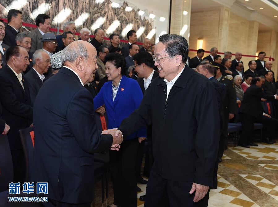 9月30日，中共中央政治局常委、全国政协主席、中央代表团团长俞正声在乌鲁木齐新疆迎宾馆会见新疆维吾尔自治区领导班子成员、离退休老同志和各族各界群众代表，并与他们合影留念。新华社记者 高洁 摄