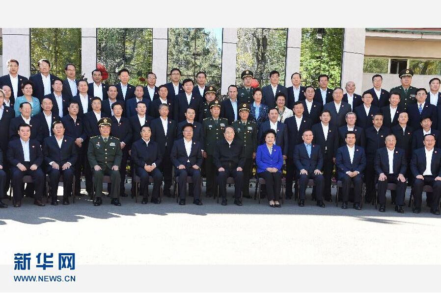 9月30日，中共中央政治局常委、全国政协主席、中央代表团团长俞正声在乌鲁木齐新疆迎宾馆会见新疆维吾尔自治区领导班子成员、离退休老同志和各族各界群众代表，并与他们合影留念。新华社记者 高洁 摄