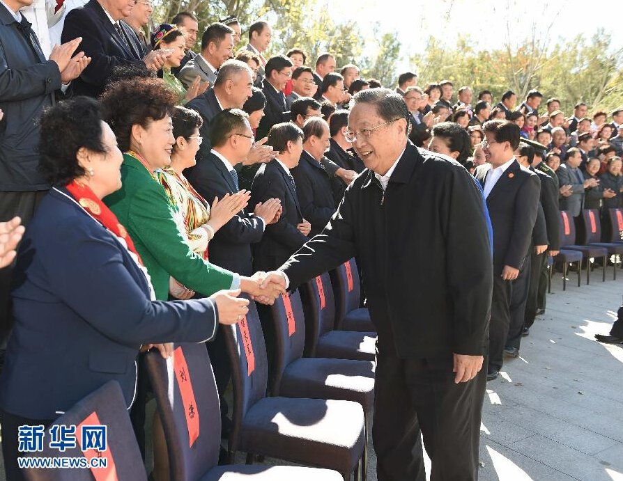 9月30日，中共中央政治局常委、全国政协主席、中央代表团团长俞正声在乌鲁木齐新疆迎宾馆会见新疆维吾尔自治区领导班子成员、离退休老同志和各族各界群众代表，并与他们合影留念。新华社记者 高洁 摄