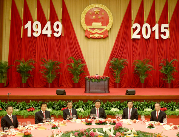 9月30日晚,国务院在北京人民大会堂举行国庆招待会,热烈庆祝中华人民共和国成立66周年。习近平、李克强、张德江、刘云山、王岐山、张高丽等党和国家领导人与中外人士欢聚一堂,共庆佳节。新华社记者 姚大伟 摄 9月30日晚,国务院在北京人民大会堂举行国庆招待会,热烈庆祝中华人民共和国成立66周年。习近平、李克强、张德江、刘云山、王岐山、张高丽等党和国家领导人与中外人士欢聚一堂,共庆佳节。新华社记者 姚大伟 摄