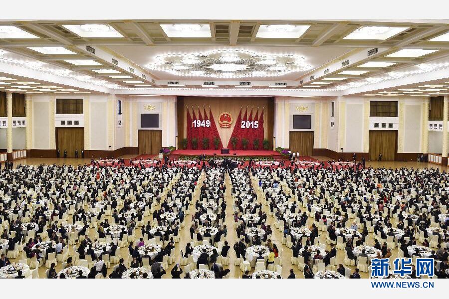 9月30日晚,国务院在北京人民大会堂举行国庆招待会,热烈庆祝中华人民共和国成立六十六周年。 新华社记者谢环驰摄 9月30日晚,国务院在北京人民大会堂举行国庆招待会,热烈庆祝中华人民共和国成立六十六周年。 新华社记者谢环驰摄