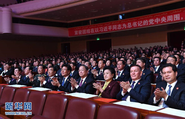     9月30日，庆祝新疆维吾尔自治区成立60周年文艺晚会《新疆礼赞》在新疆人民会堂精彩呈现。中共中央政治局常委、全国政协主席、中央代表团团长俞正声，与2000余名各族群众代表一起观看演出。新华社记者 饶爱民 摄